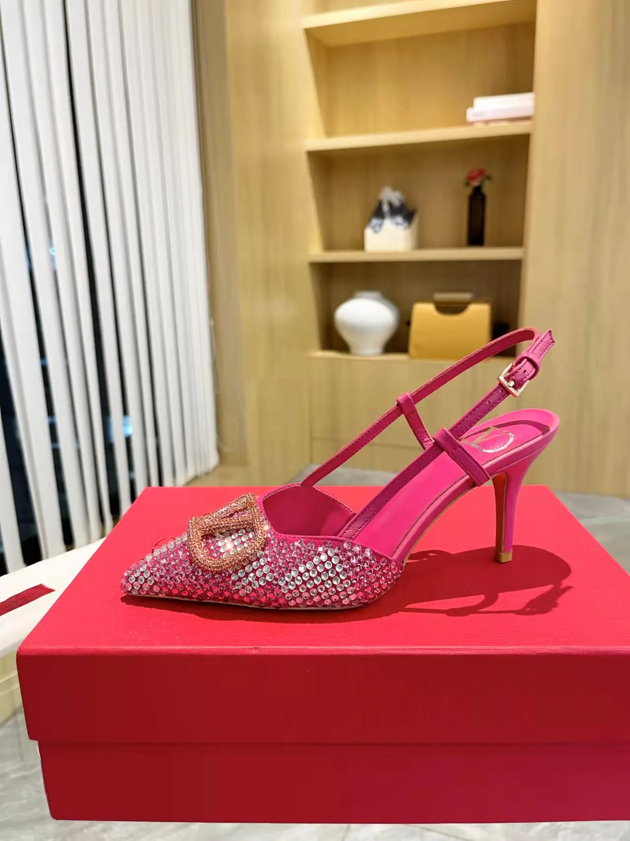 👟👟Ex-factory price 440👟👟 Genuine leather sole + 40 Kloesch diamond buckle Valentino.Valentino big v buckle single shoes ㊙️Latest series of counter genuine version with perfect details. Authentic products are made one to one. All details are consistent with genuine ones. The upper foot is very pedicure type. The key point is that it is very good and easy to control. It does not wear the feet and does not tire the feet. It is a walking artifact. The last shape is completely compared to the counter. The details are perfect. It is impossible to make such an exquisite product without the original version. Exclusive molded brass color. The highest version on the market. Fabric: imported sheepskin, lining and foot pads are all sheepskin. Color: 13 colors available. Sizes (34 to 42). Customized size 34 and 42. Non-returnable and non-exchangeable. Heel height: 7CM. Rubber sole. Genuine leather sole +40